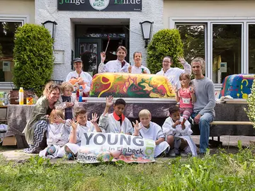 Eine Gruppe Kinder und Erwachsener vor der Jungen Line in Einbeck.