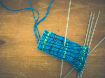 Eine gestrickte Stulpe