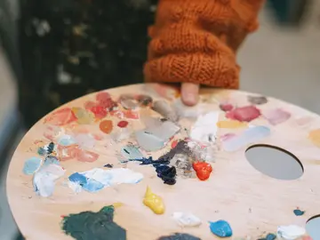 Farbpalette mit Farbe darauf