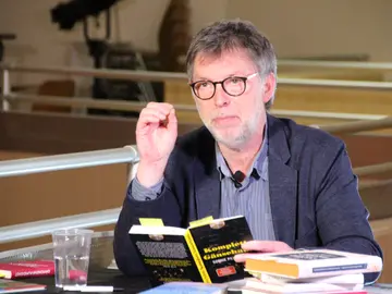 Der Buchhändler Heinrich Sprink aus Dassel stellt neue Literatur vor.