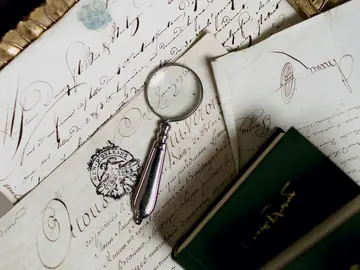 Alte Schrift mit einer Luppe und ein paar Bildern