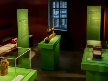 Blick in einen Ausstellungsraum mit Vitrinen