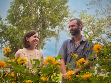 Austin und Amanda stehend in der Natur