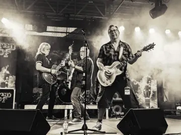 Die Band spielt im Rampenlicht