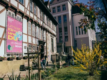 Blick in den Vorgarten des Museums