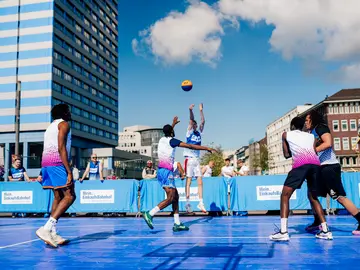 Bild von Basketballspielern auf einem 3x3 Basketballfeld 
