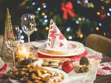 Weihnachtstisch mit Teller und Keksen