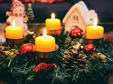 Adventskranz mit gelben Kerzen