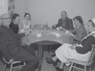 Kaffeerunde im Lager mit Mitarbeitenden