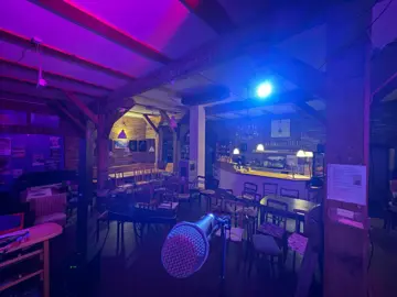 Blick ins abendliche Café zur Karaoke Zeit