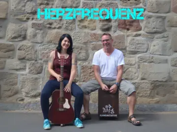 Christin Wenzel und Jürgen Wiedenbrügge mit Gitarre und Cajon