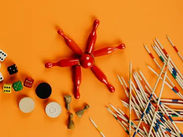 Spielfiguren auf einem orangenen Hintergrund