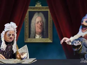 Eine barock gekleidete Händel-Puppenfigur sitzt an einem Tisch und betrachtet ausgebreitete Notenblätter, aus denen ein kleiner Hamster hervorlugt. Rechts stehen drei weitere Figuren: der Sänger Sinesino im prunkvollen barocken Kostüm, Mary in ihrem festlichen Kleid und ihre kleine Katze, die aus ihrem Arm hervorschaut. Im Hintergrund hängt ein großes Porträt des Königs, eingerahmt von schweren roten Vorhängen.