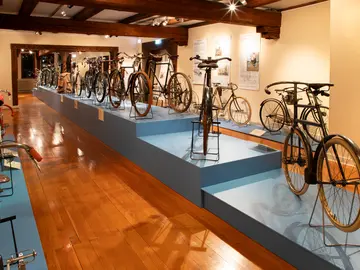 Blick in die Ausstellung mit Fahrrädern auf Laufsteg