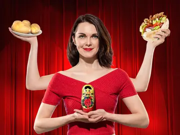 Bild einer Frau mit Döner, Kartoffeln und Matroschka