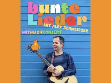 Künstler mit Gitarre im Ringenpulli vor blauer Holzwand
