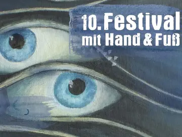 Festivalbanner: Zwei blaue Augen hinter Schleiern. Text: „10. Festival mit Hand & Fuß, 14.–16.8.26, Theater der Nacht Northeim, theater-der-nacht.de"