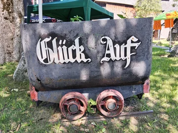 Bergwerkslore mit dem Schriftzug Glück Auf