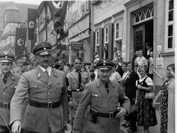NSDAP-Gauleiter Reichsminister Bernhard Rust und der NSDAP-Kreisleiter Andreas Dornieden im August 1936 auf der Duderstädter Marktstraße
