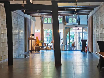 Innenaufnahme der Duderstädter Kulturstube mit Blick aus den Schaufenstern