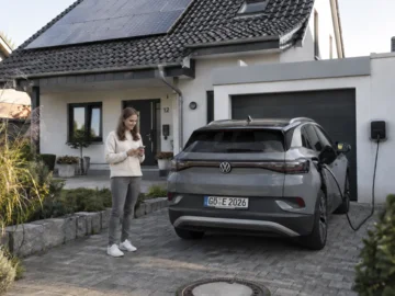E-Auto lädt vor Haus mit PV