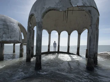 Simon Faithfull Reenactment for a Future Scenario no. 2: Cape Romano, HD video, 6min loop, 2019 Mit freundlicher Genehmigung des Künstlers