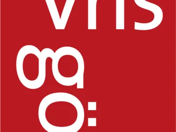 Weißes, stilisiertes Logo der Volkshochschule Göttingen mit den Buchstaben „vhs gö:“ auf rotem Hintergrund.