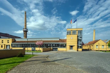 Außenaufnahme des Fagus Werk. Frontaler Blick auf das Fabrikgebäude.