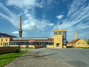 Außenaufnahme des Fagus Werk. Frontaler Blick auf das Fabrikgebäude.
