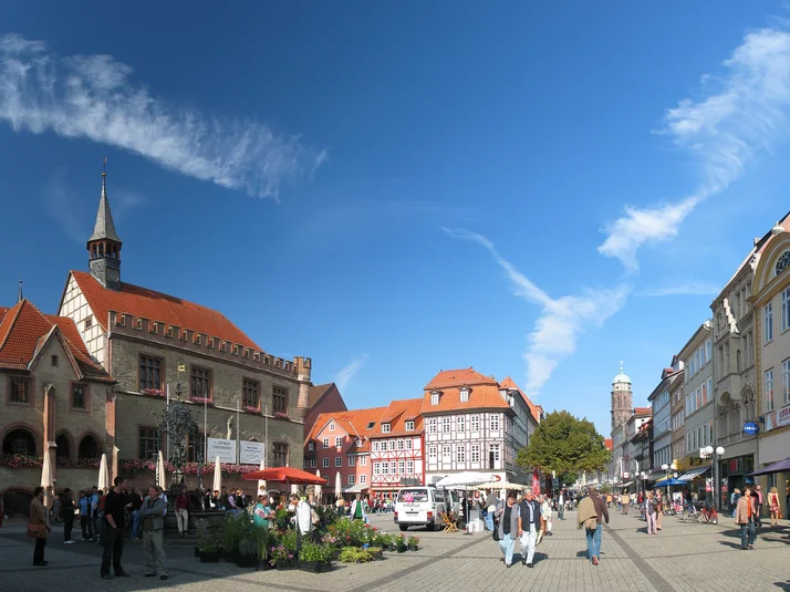 Göttinger Marktplatz mit altem Rathaus, Gänseliesel-Brunnen und Fußgängerzone.