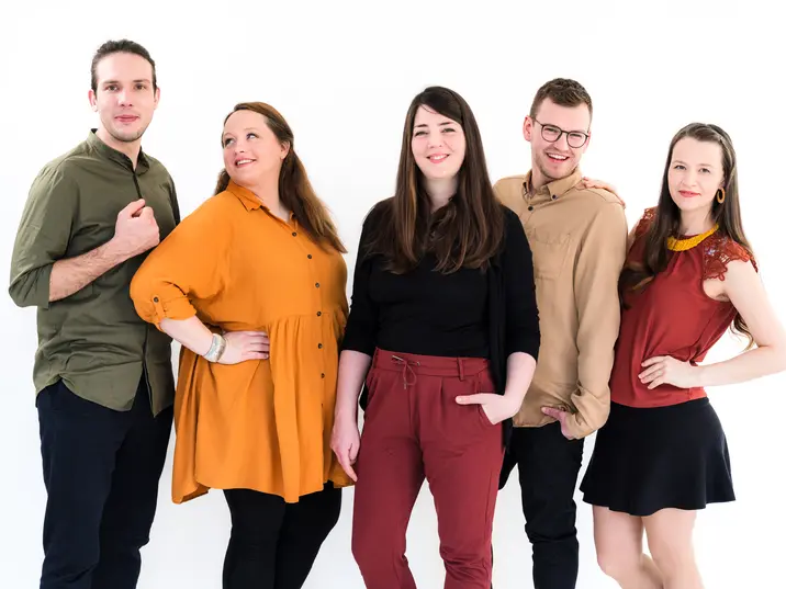 Die Sänger*innen der Gruppe SUB5 zeigen sich in freundlicher Pose.
