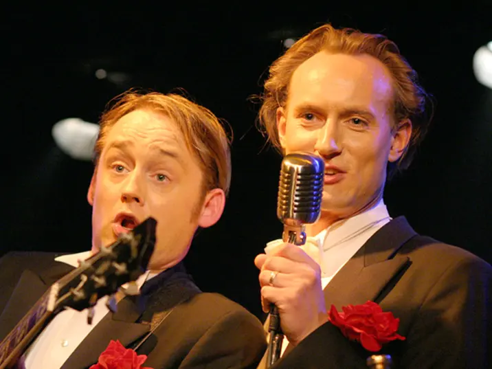 Hans Torge Bollert und Olaf Klindtwort präsentieren ihre Show „Die Männer sind schon die Liebe wert...“. 