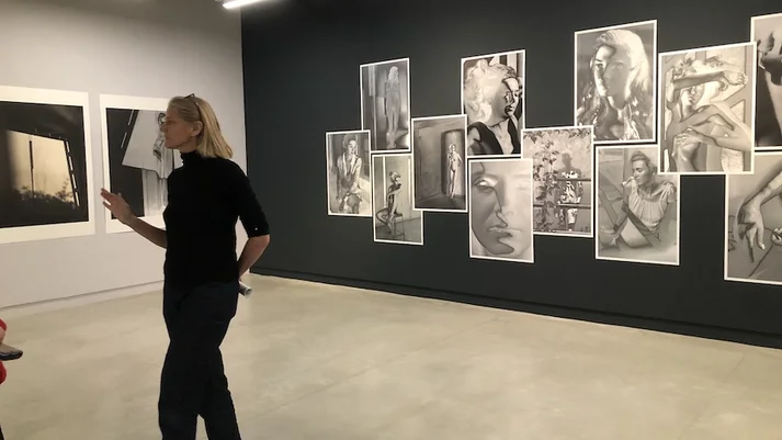 Ausstellungsraum mit Bildern und Künstlerin Mona Kuhn