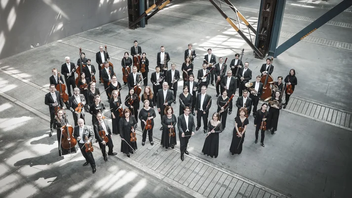 Das Göttinger Symphonieorchester musiziert das Uslarer Publikum schwungvoll in das neue Jahr.