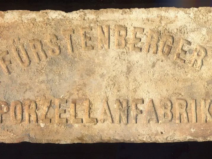 Plakette mit Inschrift "Fürstenberg Porzellanfabrik"