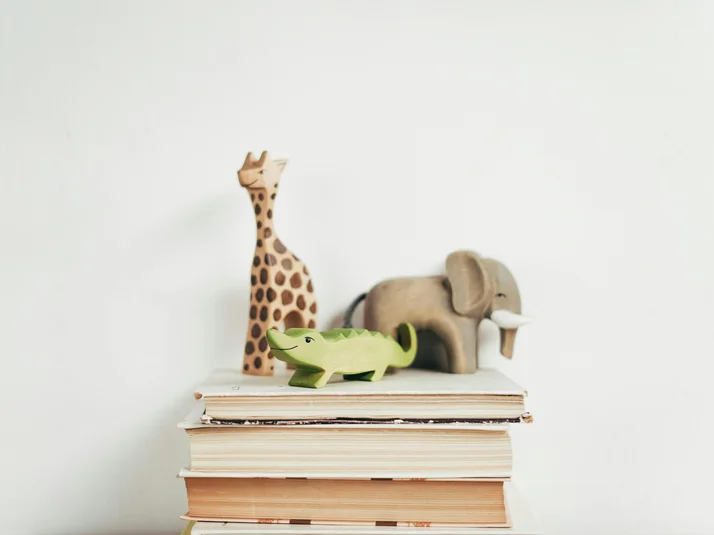 Holztiere auf einem Bücherstapel
