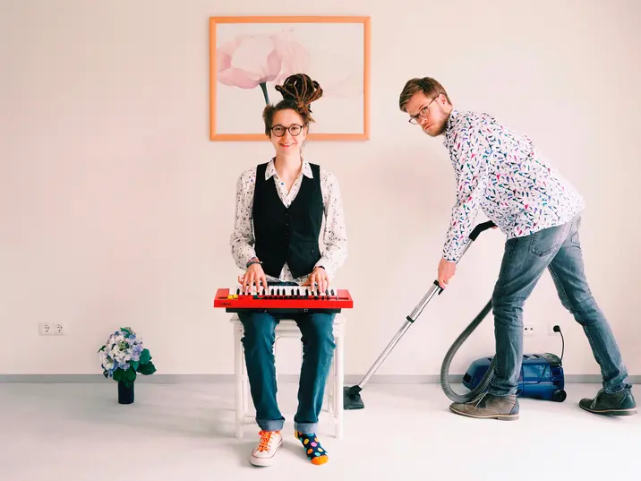 Marie spielt Keyboard, ihr. Partner saugt Staub