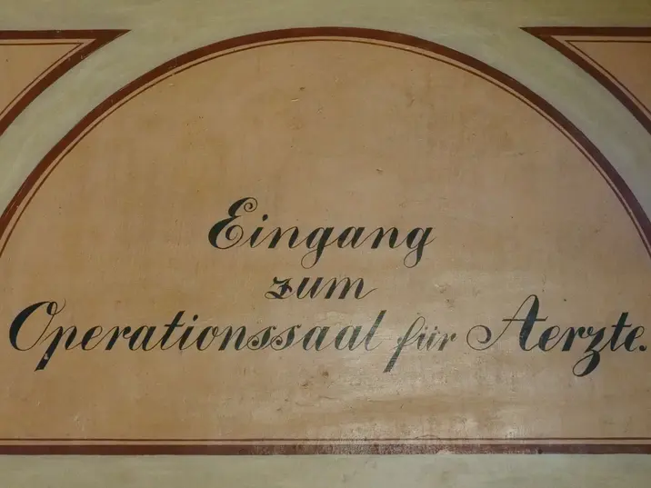 Eingang zum Operationssaal für Ärzte