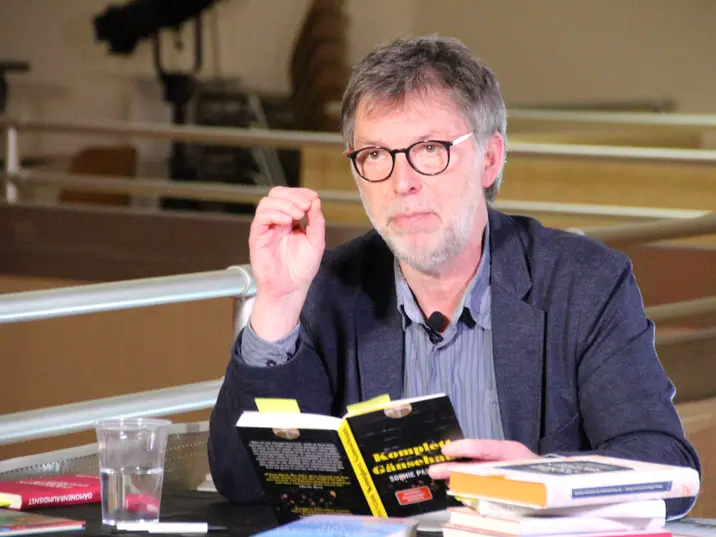 Der Buchhändler Heinrich Sprink aus Dassel stellt neue Literatur vor.