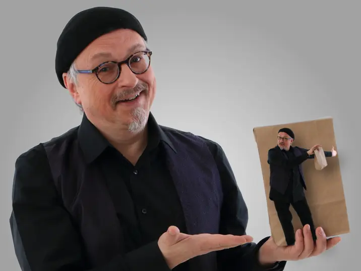 BeLu mit eigenem Bild in der Hand