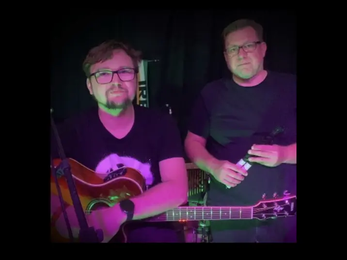 Chris Moritz mit Gitarre und Tobi Voeltz