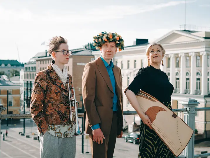 Celenka-Trio mit Devina Boughton: Trompete und Gesang, Eero Grundström: Harmonium und Gesang, Emmi Kujanpää: Gesang und Kantele
