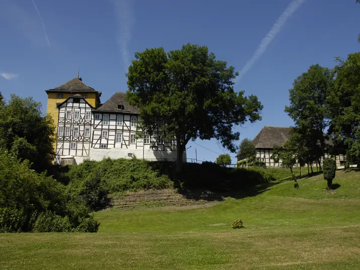 Blick auf die Tonenburg auf einem grünen Hügel