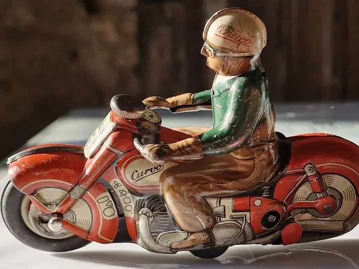 Ein Spielzeug-Motorrad aus Blech
