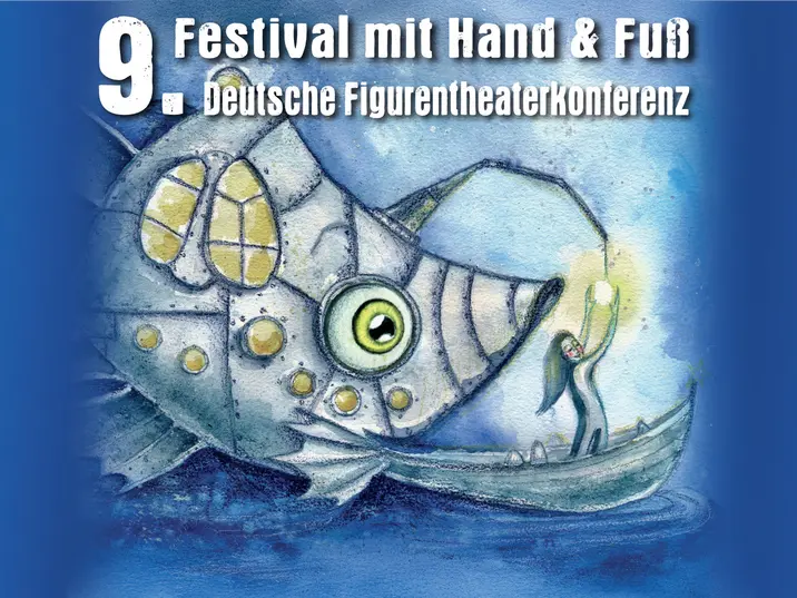 Illustration zum „9. Festival mit Hand & Fuß – Deutsche Figurentheaterkonferenz“. Ein großes, fantasievolles U-Boot in Fischform mit leuchtendem Bullauge schwimmt im nächtlichen Wasser. Aus einer Luke reicht ein kleiner Mensch einem anderen Wesen, das in einem Boot steht, die Hand. Der Hintergrund ist in Blau- und Lilatönen gehalten. Oben steht in weißer Schrift: „9. Festival mit Hand & Fuß – Deutsche Figurentheaterkonferenz“.
