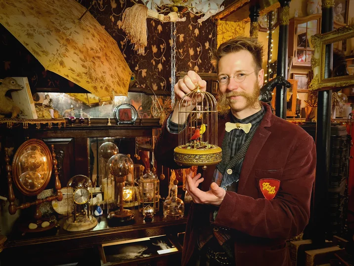 Dr. Wolf in der Wunderkammer