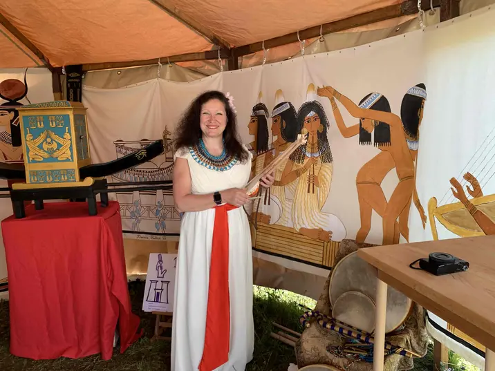 Die Ägyptologin und Musikerin Heidi Köpp mit Musikinstrumenten