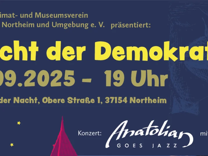 Dunkelblaues Veranstaltungsplakat mit gelber Schrift: „Heimat- und Museumsverein für Northeim und Umgebung e. V. präsentiert: Nacht der Demokratie, 14.09.2025 – 19 Uhr, Theater der Nacht, Obere Straße 1, 37154 Northeim“. Unten steht „Konzert: Anatolian goes Jazz mit Ayda Kirci“. Links ein gelber Halbmond und kleine Sterne, rechts oben die angedeutete Spitze des markanten Dachs des Theater der Nacht, angeschnitten dargestellt.