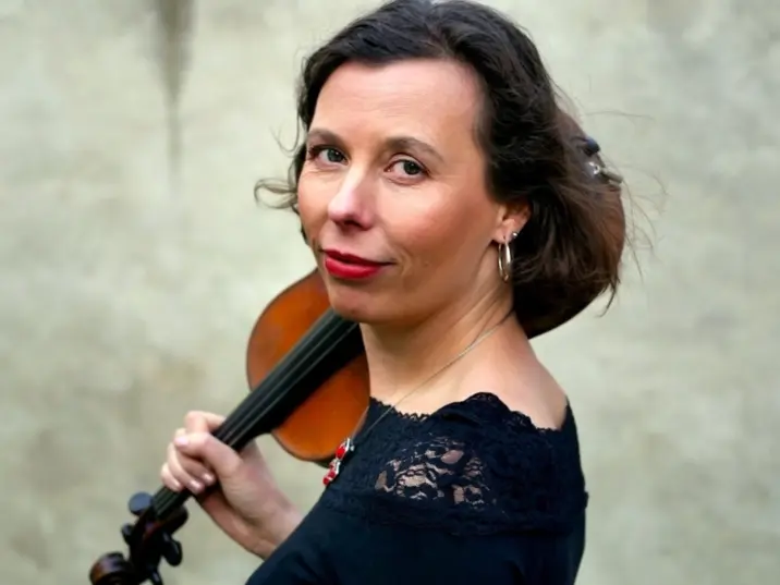 Vivien Zeller mit einer Geige über der Schulter