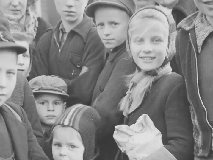 Ein Foto mit Kindern im Lager Friedland
